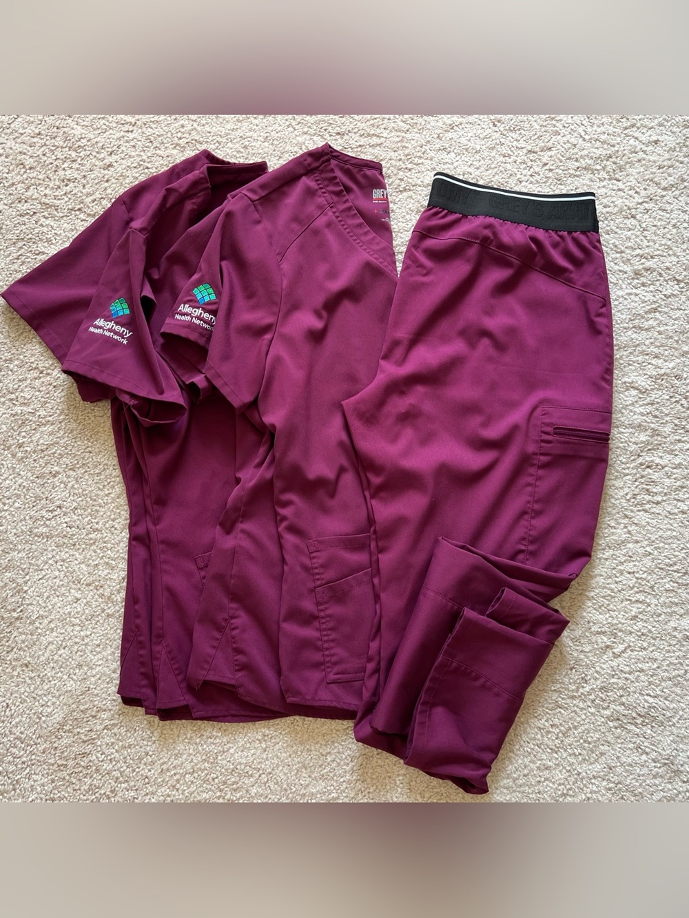 Grey's Anatomy Women's Scrubs. 3 Pieces.